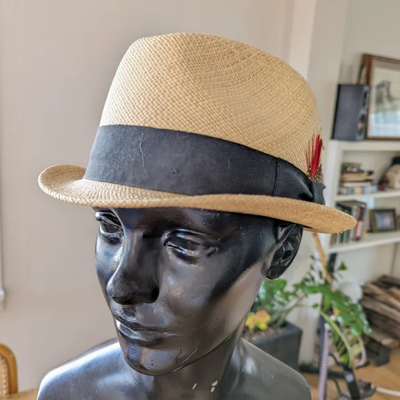 Tan fedora made in Ecuador with black beans and feathers - Picture 1 of 3